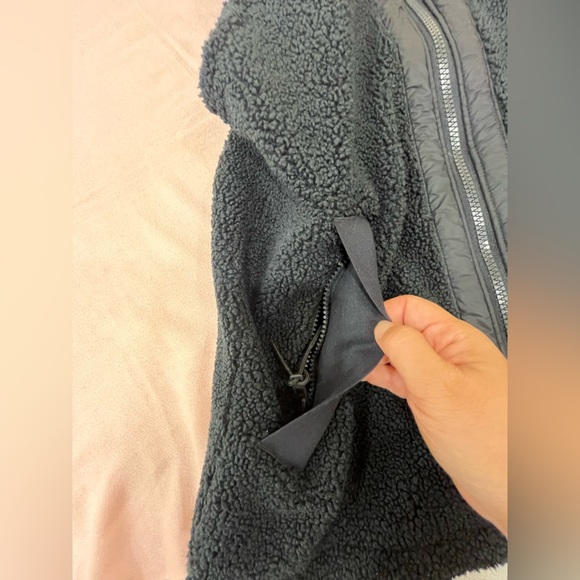 Under Armour Black Sherpa Vest - Picture 5 of 7